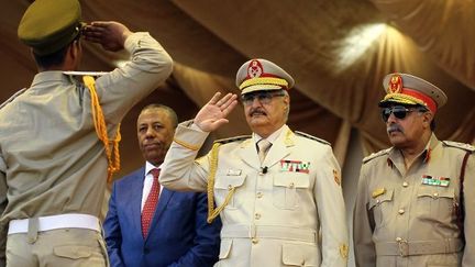 Le maréchal libyen Haftar, en mai 2018 (en clair de face). (Abdullah DOMA / AFP)