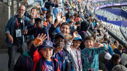 Une trentaine d'enfants, issus des quartiers prioritaires de Limoges (Haute-Vienne), ont pu assister à des épreuves d'athlétisme, grâce au Secours populaire, au Stade de France, à Saint-Denis, le 31 août 2024. (Jean-Marie Rayapen / SPF)