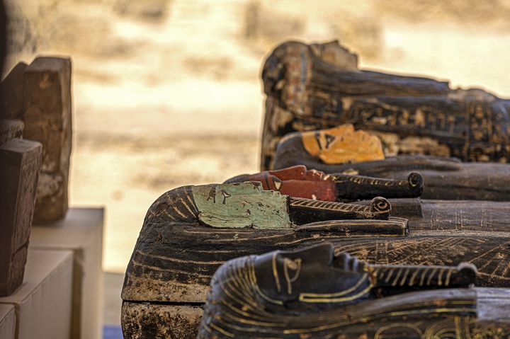 Une partie des sarcophages, décorés de dessins et de hiéroglyphes parfois très bien conservés,&nbsp;ont été exposés&nbsp;avec les autres trésors découverts dans la cache. (KHALED DESOUKI / AFP)