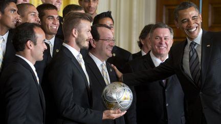 En Californie, la superstar ne chôme pas et remporte deux titres de champion dans la Ligue nord-américaine de soccer (2011 et 2012). Un succès qui mérite bien une visite à la Maison Blanche.  (SAUL LOEB / AFP)