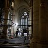 Des travailleurs à l'œuvre sur le chantier de restauration de la cathédrale Notre-Dame, le 14 avril 2023 à Paris. (SARAH MEYSSONNIER / POOL VIA AFP)