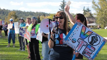 Susan Shapiro, de l'organisation Indivisible, appelle à voter "oui" à la proposition 139 sur l'avortement, le 13 octobre 2024 à Flagstaff (Arizona). (VALENTINE PASQUESOONE / FRANCEINFO)