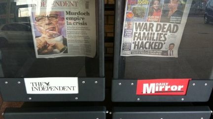 Confrères britanniques du News of the World évoquant les derniers développements de l'affaire d'écoutes... (AFP - Tung Ng - EyePress)