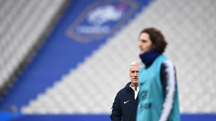 Le milieu de terrain Adrien Rabiot et le sélectionneur des Bleus Didier Deschamps, le 22 mars 2018 à Paris. (FRANCK FIFE / AFP)