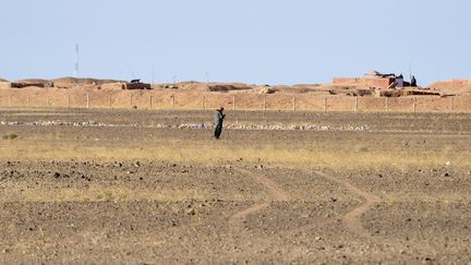 Des soldats marocains gardant un poste de guet le long de la clôture séparant le Sahara occidental contrôlé par le Polisario et le Maroc à Al-Mahbes, le 3 février 2017.&nbsp; (STRINGER / AFP)