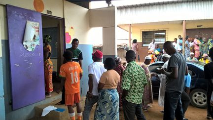 &nbsp; (Devant un bureau de vote dimanche dans le quartier populaire de Adjame, à Abidjan © Radio France / Benjamin Chauvin)