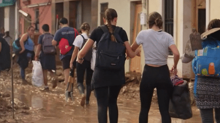 Inondations en Espagne : des habitants désœuvrés comptent sur la solidarité