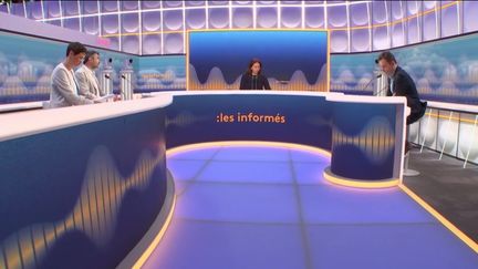 Tous les matins, les informés débattent de l'actualité autour de Salhia Brakhlia et Renaud Dély. (RADIO FRANCE / FRANCEINFO)