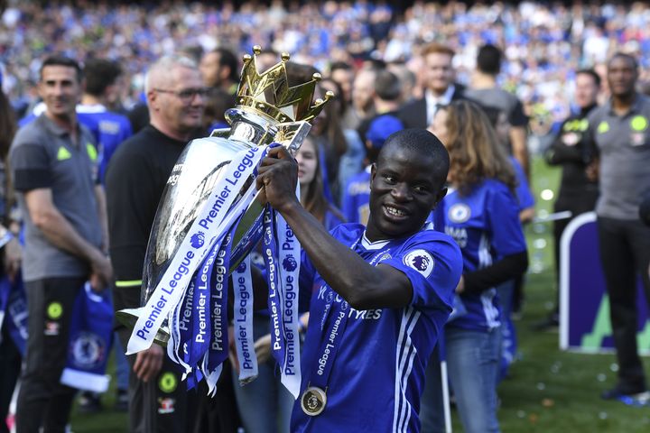 N'Golo Kanté remporte son deuxième titre de champion d'Angleterre avec Chelsea, le 21 mai 2017. (BEN STANSALL / AFP)