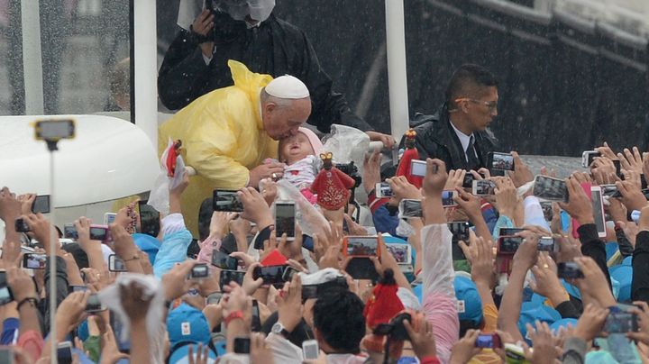 Le pape Fran&ccedil;ois embrasse un nouveau-n&eacute; lors de son arriv&eacute;e au parc Rizal de Manille (Philippines), dimanche 18 janvier 2015. (TED ALJIBE / AFP)