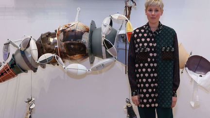 Helen Marten, lauréate du Turner Prize 2016, devant son œuvre "Night-blooming Genera" (2015), à la Tate Britain, le 5 décembre 2016
 
 (James Gourley / REX / Shutterstock / SIPA)