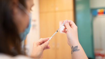 Une soignante prépare une dose de vaccin contre le Covid-19 à Champigny-sur-Marne (Val-de-Marne) le 14 février 2023. (ALINE MORCILLO / HANS LUCAS / AFP)