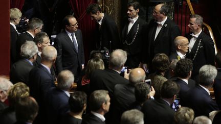 Le président François Hollande arrive dans la salle accueillant les parlementaires réunis en Congrès, le 16 novembre 2015, au Château de Versailles (Yvelines).&nbsp; (PHILIPPE WOJAZER / REUTERS)