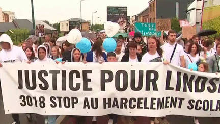 Une marche blanche a été organisée dimanche 18 juin, dans le Pas-de-Calais, en hommage à la jeune Lindsay. Âgée de 13 ans, elle avait mis fin à ses jours après avoir été harcelée. (France 3)