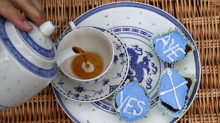 Un partisan du oui &agrave; l'ind&eacute;pendance de l'Ecosse se sert une tasse de th&eacute; partisane &agrave;&nbsp;Berwick-upon-Tweed (Royaume-Uni), le 7 septembre 2014. (RUSSELL CHEYNE / REUTERS)