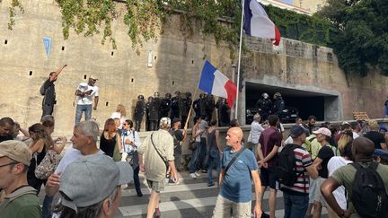 Des manifestants opposés au pass sanitaire ont tenté d'approcher le domicile du maire de Nice, Christian Estrosi, samedi 25 septembre. (STEPHANIE GASIGLIA / MAXPPP)