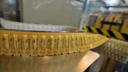 Des suppositoires Doliprane, pendant leur production, &agrave; Lisieux (Calvados), le 28 octobre 2009. (MYCHELE DANIAU / AFP)