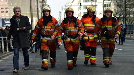 Des pompiers arrivent sur les lieux d'une explosion dans la station de métro de Maelbeck, à Bruxelles, mardi 22 mars 2016. (EMMANUEL DUNAND / AFP)