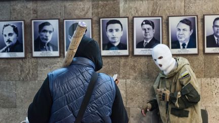 Des activites pro-Russes se rassemblent dans un b&acirc;timent officiel, &agrave; Donetsk, dans l'est de l'Ukraine, dimanche 6 avril 2014.&nbsp; (ROMAIN CARRE / NURPHOTO/ AFP)