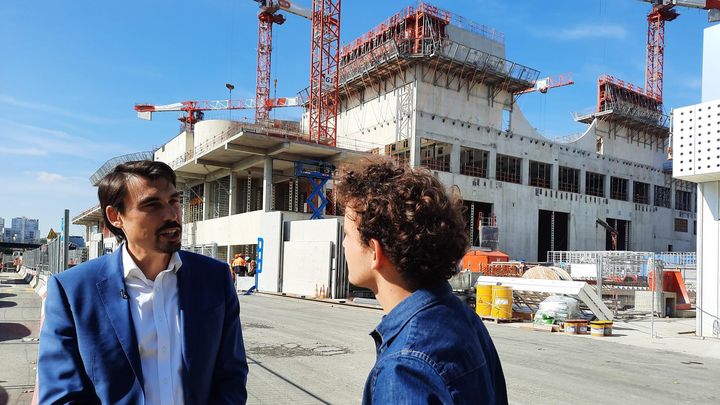 Devant l'Arena, Théo Curin interroge Christophe&nbsp;Rosa, délégué général adjoint pour les&nbsp; Jeux olympiques et paralympiques à la ville de Paris. (FABRICE RIGOBERT / RADIO FRANCE)