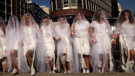 Des Libanaises en «mariées» manifestent à Beyrouth pour réclamer l'abolition d'une loi qui permet à un violeur d'échapper à la justice s'il épouse sa victime.  (AFP-Patrick BAZ)