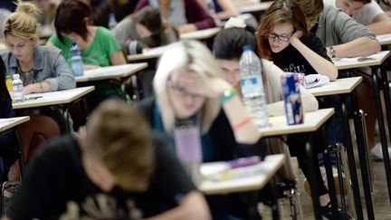 Des candidats au bac travaillent sur l'&eacute;preuve de philosophie, &agrave; Strasbourg (Bas-Rhin), le 16 juin 2014. (FREDERICK FLORIN / AFP)