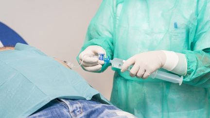 Un patient atteint de sclérose en plaque reçoit des soins, le 25 septembre 2017 à Nice (Alpes-Maritimes). (A. NOOR / BSIP / AFP)