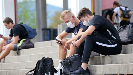 Des lycéens assis sur les marches de leur lycée, à Colmar, le 16 septembre 2020. (VANESSA MEYER / MAXPPP)