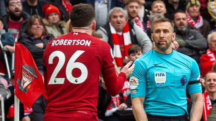 Le joueur de Liverpool, Andy Robertson, conteste une décision arbitrale de Constantine Hatzidakis lors du match contre Arsenal, dimanche 9 avril. (MAXPPP)