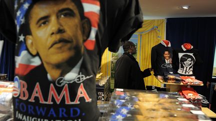 Le merchandising est pr&ecirc;t pour la c&eacute;r&eacute;monie d'investiture dans cette boutique de cadeaux, &agrave; Washington, le 18 janvier 2013.&nbsp; (JEWEL SAMAD / AFP)