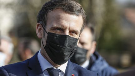 Emmanuel Macron lors d'une visite dans une ferme en&nbsp;Côte d'Or, le 23 février 2021, en compagnie de Julien de Normandie, ministre de l'Agriculture. Photo d'illustration. (OLIVIER CORSAN / MAXPPP)