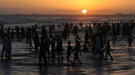 Des Pakistanais se rafra&icirc;chissent dans la mer d'Arabie &agrave; Karachi (Pakistan), le 2 juin 2013. (ASIF HASSAN / AFP)