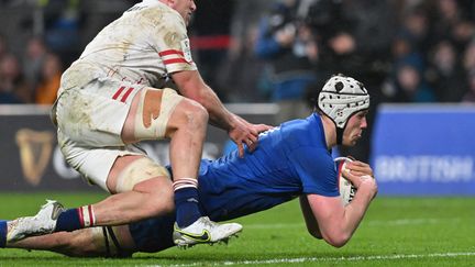 Thibaud Flament aplatit le ballon pour inscrire le deuxième essai tricolore lors du match contre l'Angleterre dans le Tournoi des six nations, le 11 mars 2023. (GLYN KIRK / AFP)