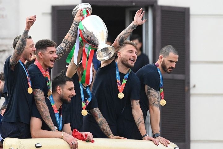 Les Italiens ont ramené la coupe à la maison, lundi 12 juillet 2021. (VINCENZO PINTO / AFP)