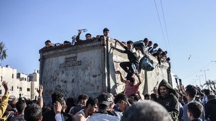 A truck filled with bottles of drinking water, in Gaza, December 11, 2023. (ABED ZAGOUT / ANADOLU / AFP)