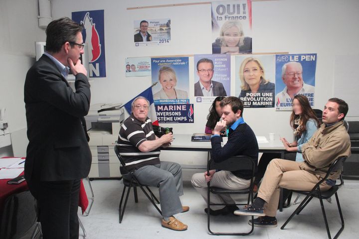 Le candidat du FN &agrave; Avignon (Vaucluse), Philippe Lottiaux (&agrave; gauche), devant son directeur de campagne et des &eacute;tudiants. (VIOLAINE JAUSSENT / FRANCETV INFO)