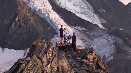 Matthew Disney voulait emmener son rameur en haut du Mont-Blanc. Epuisé, il du laisser l'appareil de musculation à 4300 mètres d'altitude lors de sa descente. (DR)