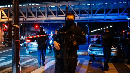 Des policiers sur le lieu d'une attaque à l'arme blanche à Paris, le 2 décembre 2023. (DIMITAR DILKOFF / AFP)