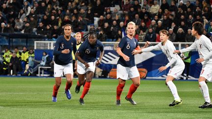 Wendie Renard,&nbsp;Griedge Mbock et Amandine Henry jouent face au Japon, à Auxerre (Yonne) le 4 avril 2019. (MELANIE LAURENT / A2M SPORT CONSULTING / AFP)