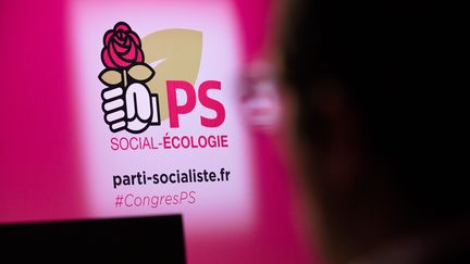 Le logo du Parti socialiste (PS), le 8 avril 2018 à Aubervilliers (Seine-Saint-Denis). (AURELIEN MORISSARD / MAXPPP)