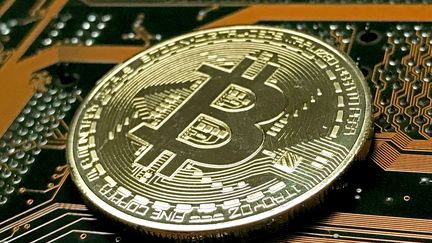 Le bitcoin : une monnaie populaire, tentante et dangereuse. (SASCHA STEINBACH / EPA)