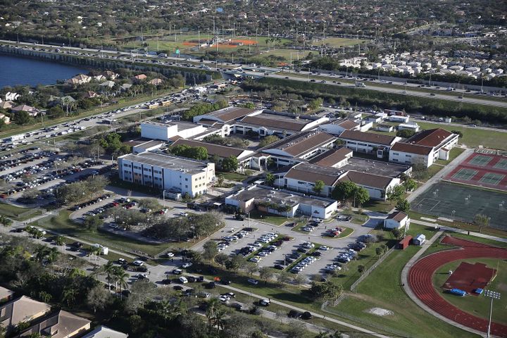 Vue aérienne du lycée Marjory Stoneman Douglas de Parkland en Floride. (JOE RAEDLE / GETTY IMAGES NORTH AMERICA)