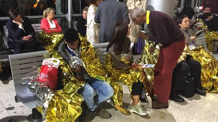 Des passagers d'un train Eurostar bloqu&eacute; en gare de Calais-Fr&eacute;thun (Pas-de-Calais), le 2 septembre 2015. (REUTERS)