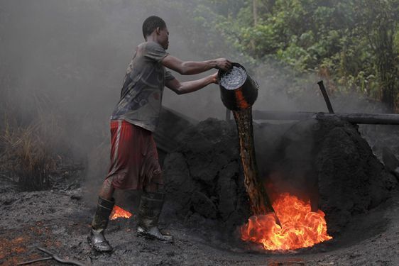 Site illégal de raffinage artisanal dans l'Etat de Bayelsa, le 27 novembre 2012. (Photo Reuters/Akintunde Akinleye)