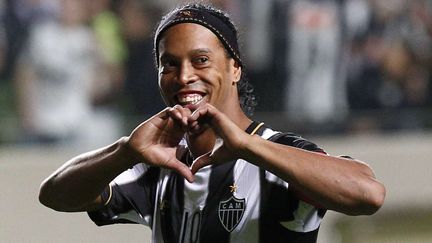 Le footballeur br&eacute;silien Ronaldihno pendant un match de son &eacute;quipe Atletico Mineiro contre l'&eacute;quipe argentine&nbsp;Newell's Old Boys, le 11 juillet 2013 ) &agrave;&nbsp;Belo Horinzonte (Br&eacute;sil).&nbsp; (BRUNO MAGALHAES / AP / SIPA)