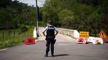 Un gendarme dans les Cévennes, le 12 mai 2021. (CLEMENT MAHOUDEAU / AFP)