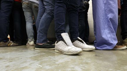 Les d&eacute;tenus doivent enlever leurs lacets, au centre de Brownsville (Teaxs), le 18 juin 2014. (ERIC GAY / AP / SIPA)