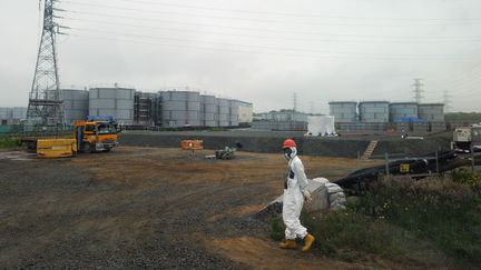 Un employ&eacute; travaille sur le site nucl&eacute;aire accident&eacute; de Fukushima (Japon), le 12 juin 2013. (TOSHIFUMI KITAMURA / AFP)