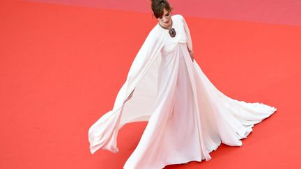 L'actrice française Louise Bourgoin pose sur le tapis rouge tout de blanc vêtue avant d'aller voir Yomeddine
 (LOIC VENANCE / AFP)