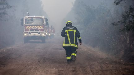 Un pompier en intervention dans une forêt près de Saumos (Gironde), le 14 septembre 2022. (THIBAUD MORITZ / AFP)